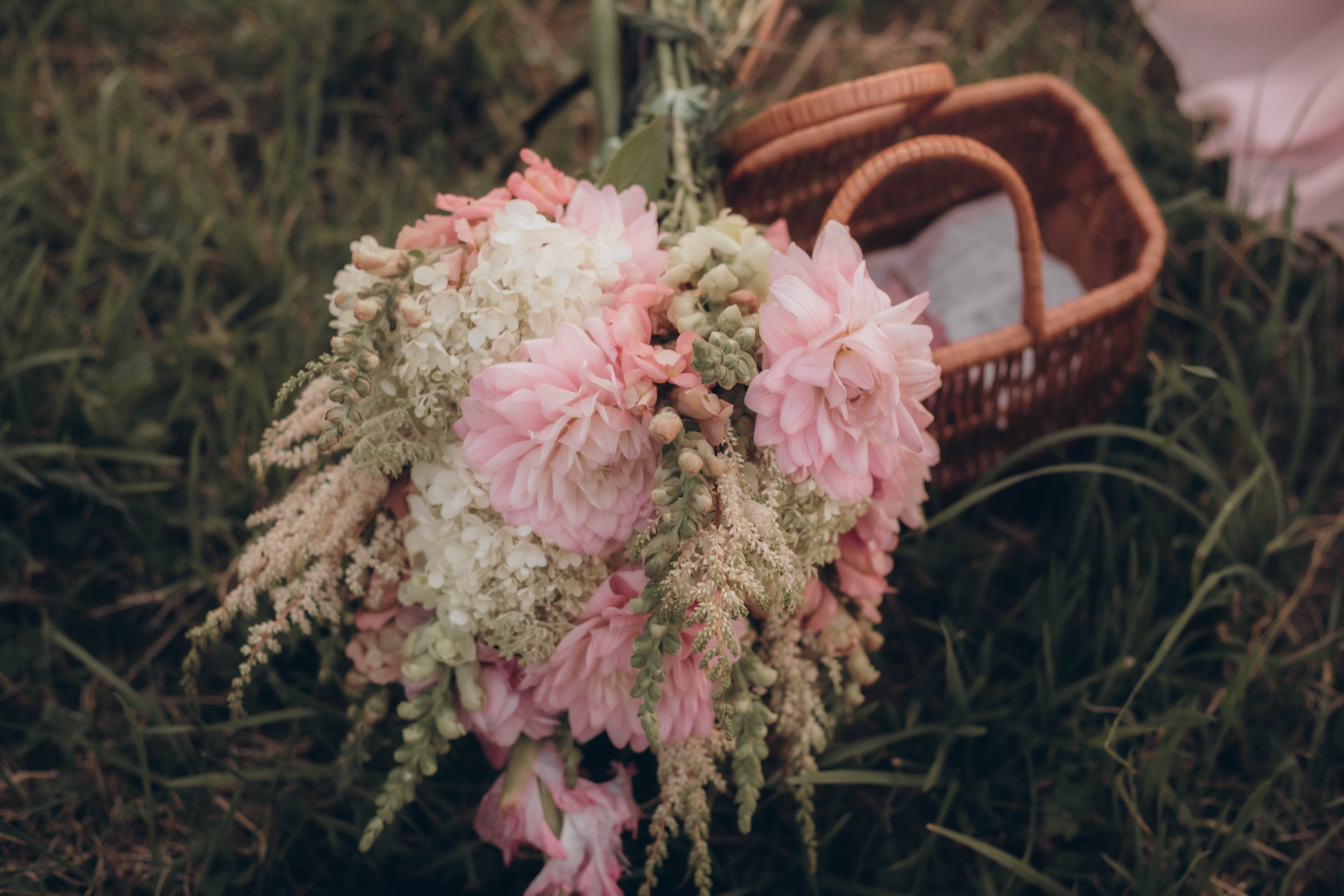 Blumen und Picknickkorb