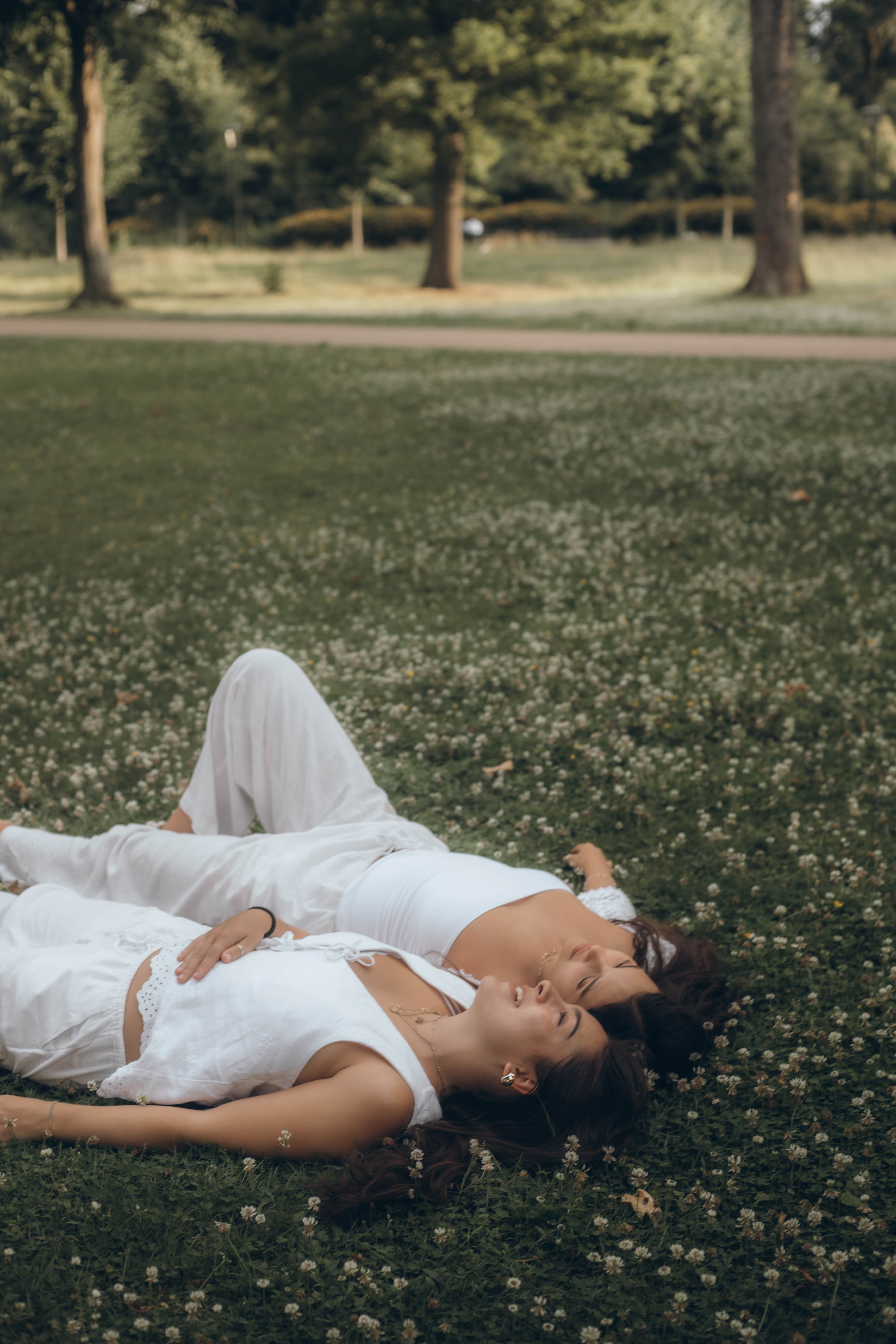 Lovers im Gras liegend